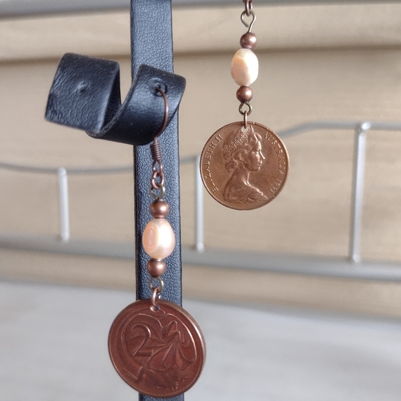 VINTAGE Handmade Australia Queen Elizabeth II Pearl Lizard Drop Hook Earrings - Picture 3 of 8